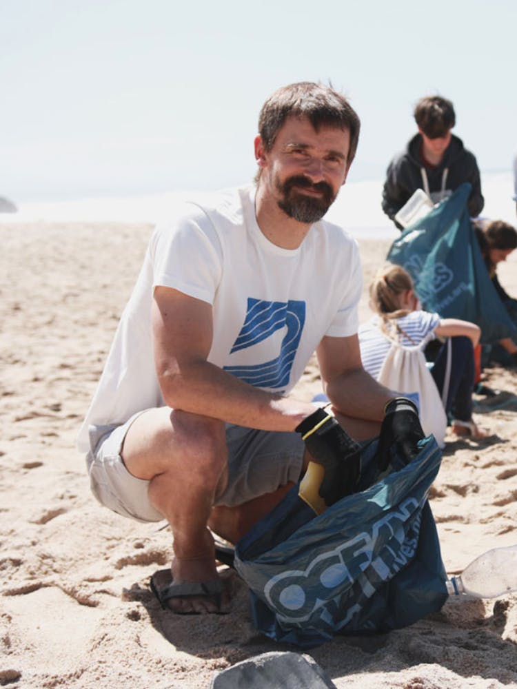 collecte de plastique pour le fil recycle du tee-shirt atelier unes a manches courtes et encolure ronde
