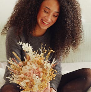 Pull Azalée gris Atelier Unes et bouquet de fleurs séchées