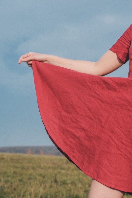 robe courte a volant a porter avec des escarpins a talons atelier unes
