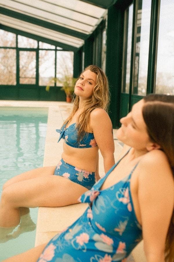Maillot Helios - En deux pièces ou bikini disponible en motif bleu floral et rouge en matière et confection éthique