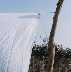 Drap blanc dans le vent atelier unes campagne pour la ceinture taille en faux cuir mode femme