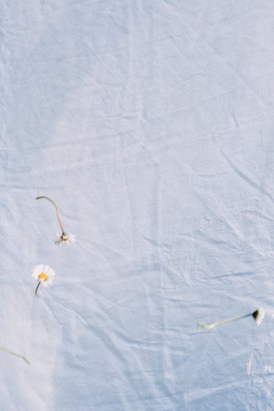 apporter une touche champêtre avec un drap blanc sur lequel s'allonger avec la ceinture pour femme rosie atelier unes