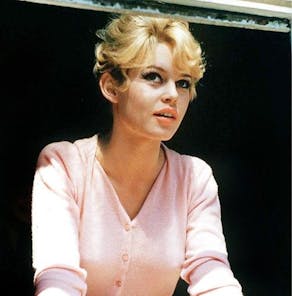 pulls et gilets femme inspiration brigitte bardot dans son petit cardigan rose