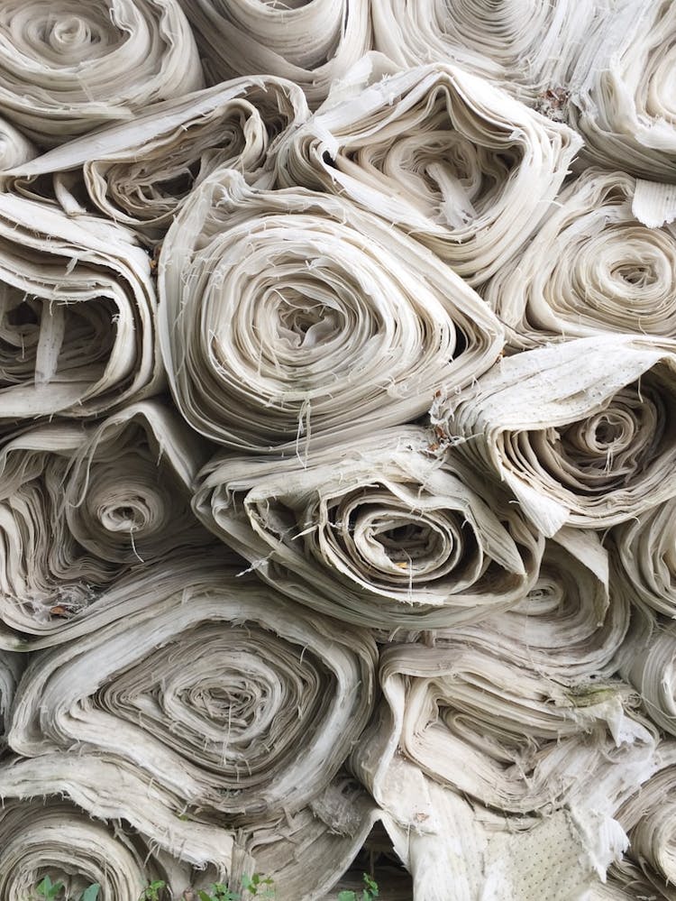 fin de rouleaux de coton bio upcyclés pour la confection du tee-shirt pour femmes atelier unes