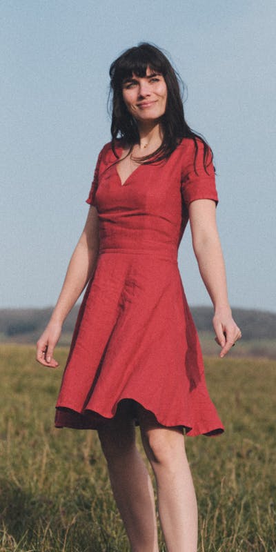 robe rouge a manches courtes decolletee pour femme atelier unes