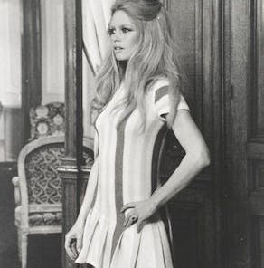 inspiration femme en robe courte coloris unis atelier unes