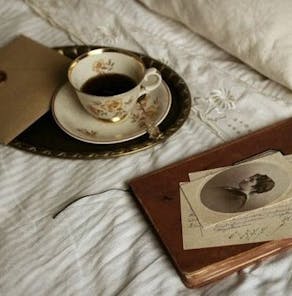 accessoires pour cheveux posés sur un lit atelier unes