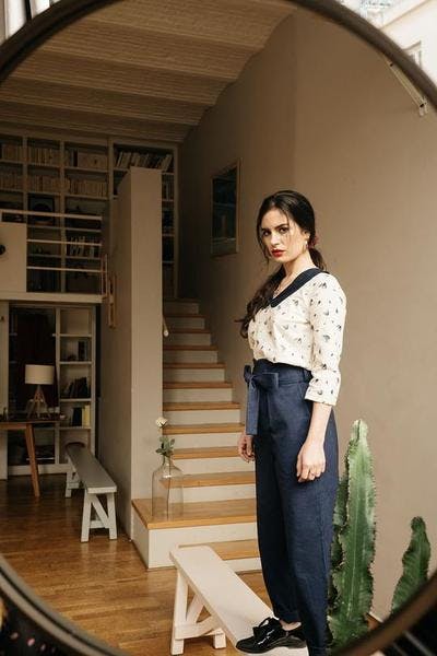 Pantalon taille haute marine blouse ethique atelier unes