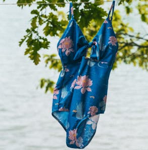 maillot de bain femme une pièce comme un body avec motifs nénuphar atelier unes
