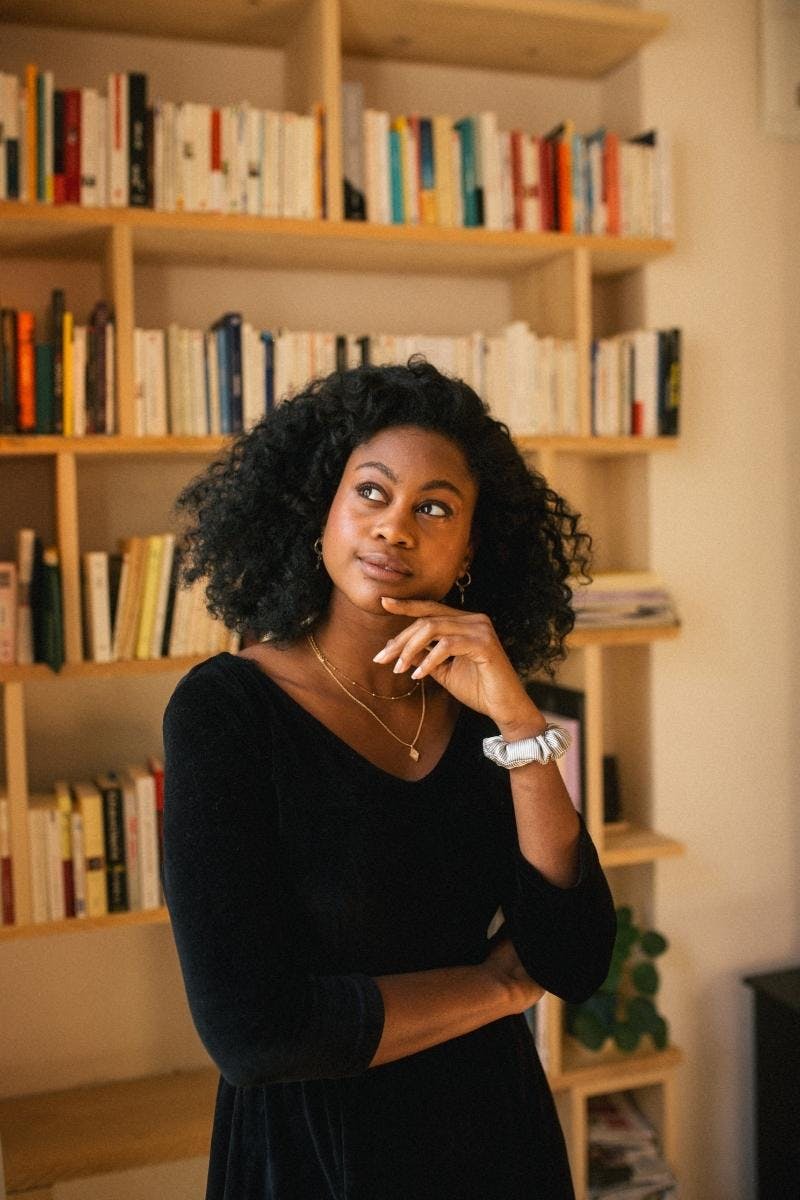 Femme portant la robe noire en velours Écume et le chouchou upcyclé par Atelier Unes