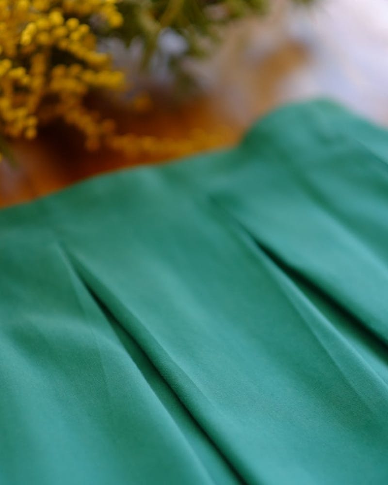 la jupe midi atelier unes est fabriquée en tencel une matière fraiche