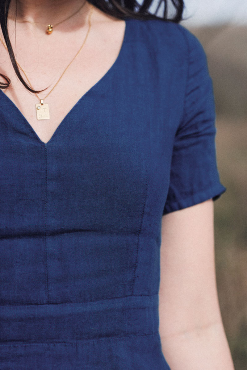 robe en lin bleu volantee et plissee mode femme atelier unes