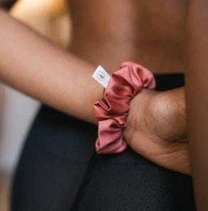 inspiration collants noirs pour femme recycles 40 den fabriques en europe et chouchou upcycle atelier unes