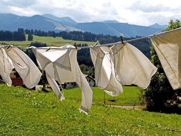 Entretenir ses vêtements de manière éco-responsable pour les taches vetement avec bicarbonate de soude