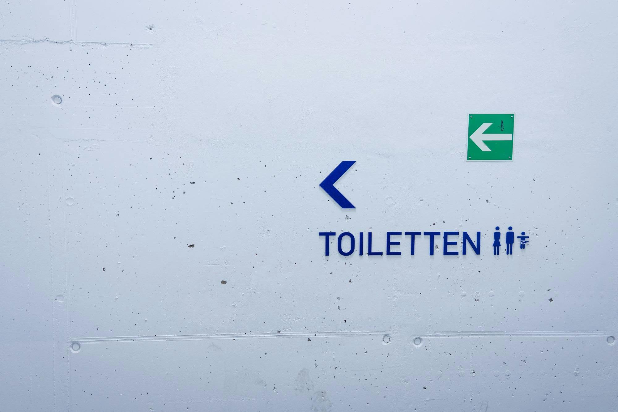 Flèche avec indication des toilettes en allemand 