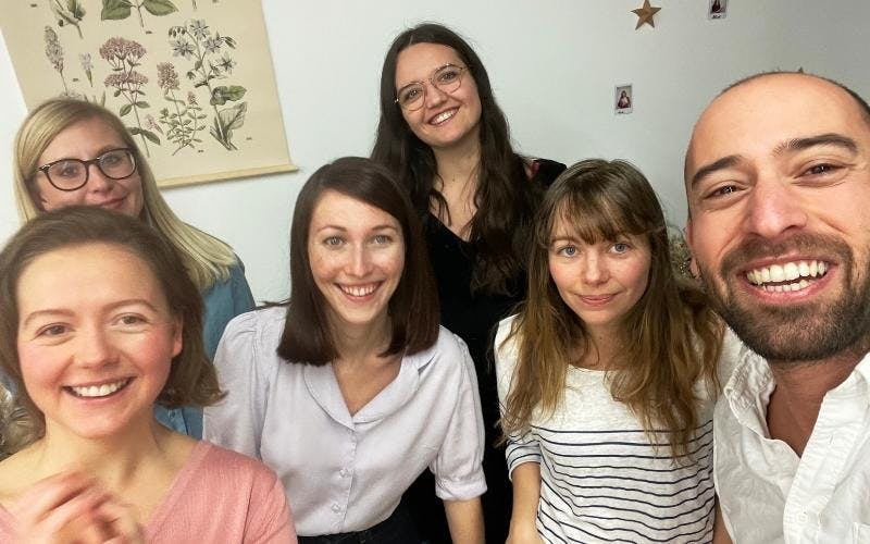 essayage jupe midi dans notre atelier à paris pour tester vêtements en précommande cabine dans le 19ème arrondissement chez atelier unes rencontre l'équipe