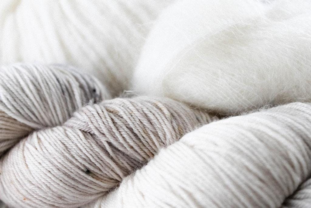 Pelotes de laine blanche