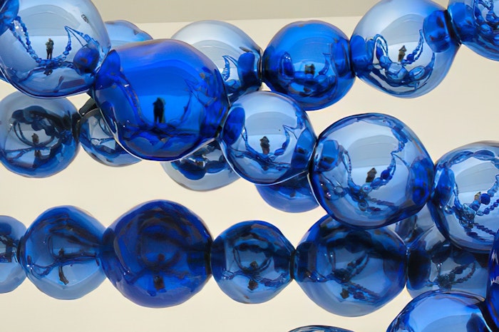 "Les Lacets Bleus" par Jean-Michel Othoniel
