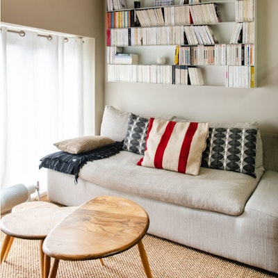 Bibliothèque dans un salon