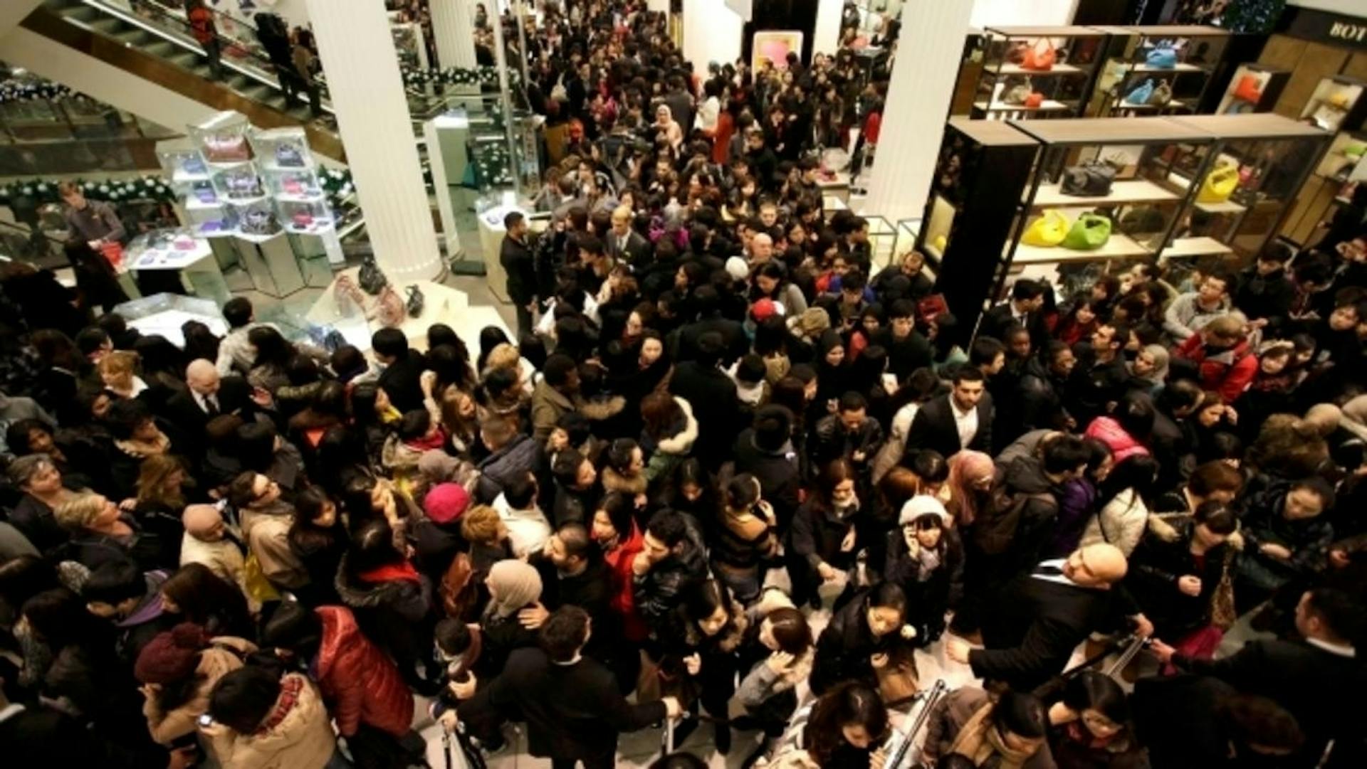 Толпа эскортниц. Толпа людей в магазине. Толпа в торговом центре. Толпы народу в магазине. Очередь в магазине.