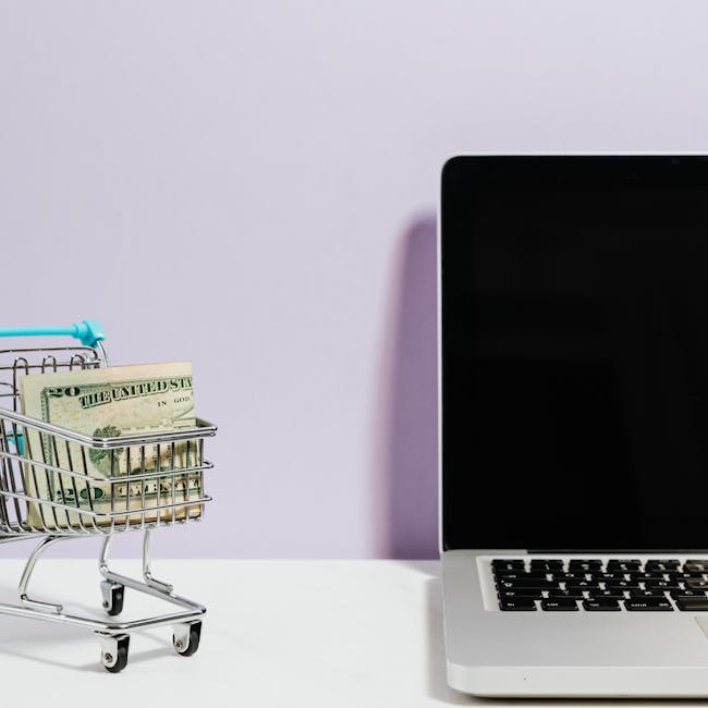 Koszyk sklepowy na zakupy i laptop, e-commerce