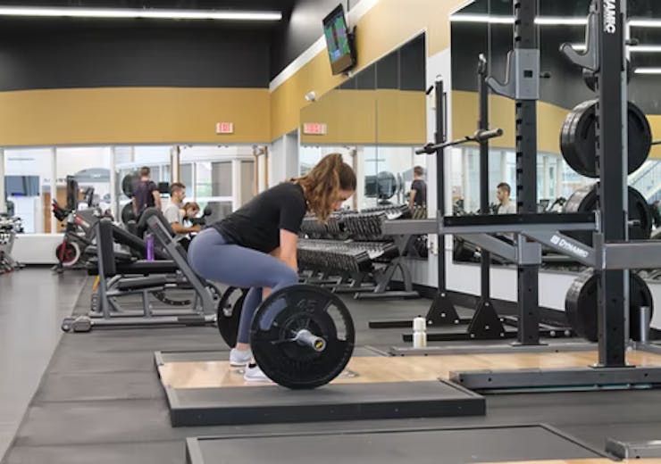 deadlifts in gym