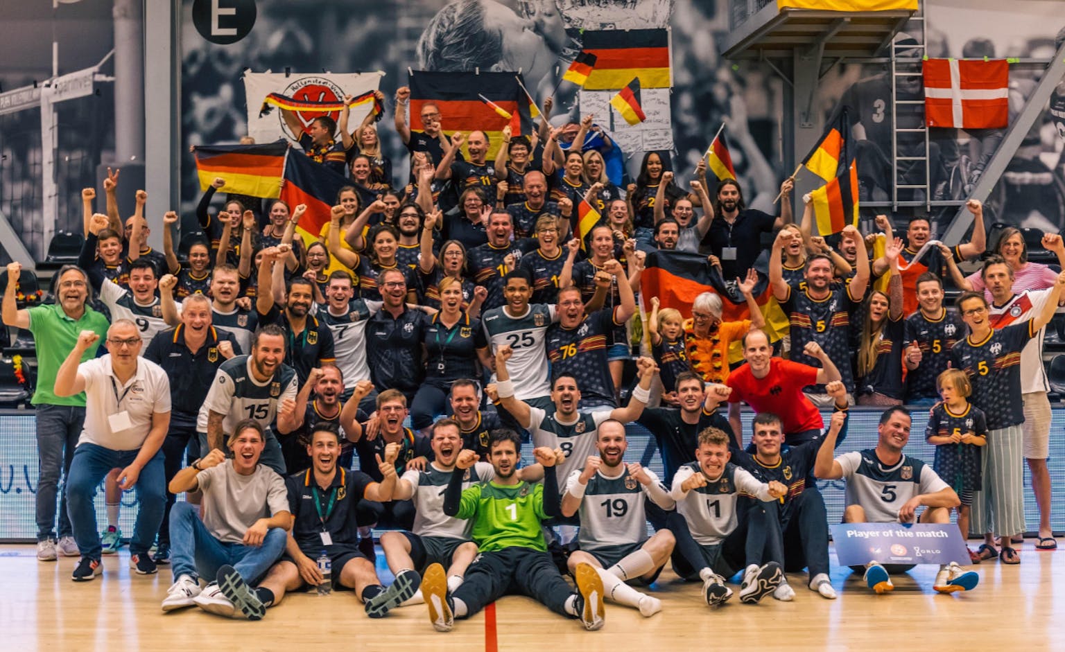 Team Deafboys feiern den 2. Platz Handball WM in Kopenhagen