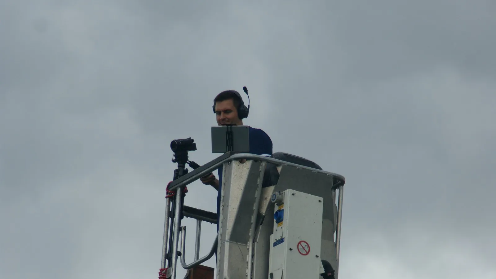 Videoanalyst filmt ein Spiel von einer Hebebühne aus