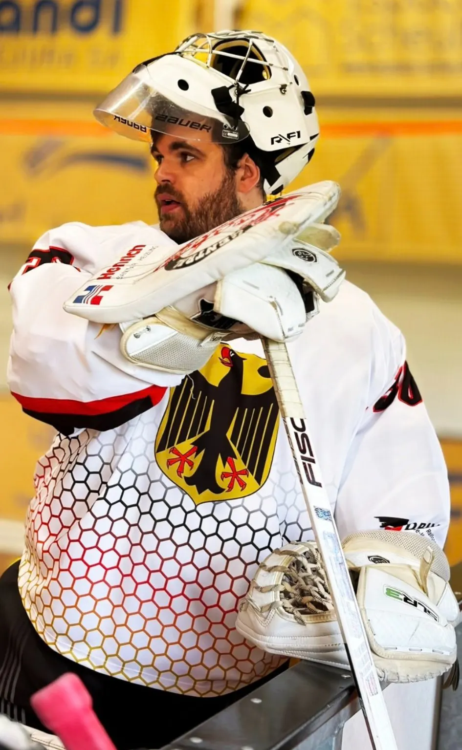 Torhüter der deutschen Inline-Skaterhockey-Nationalmannschaft an der Bande