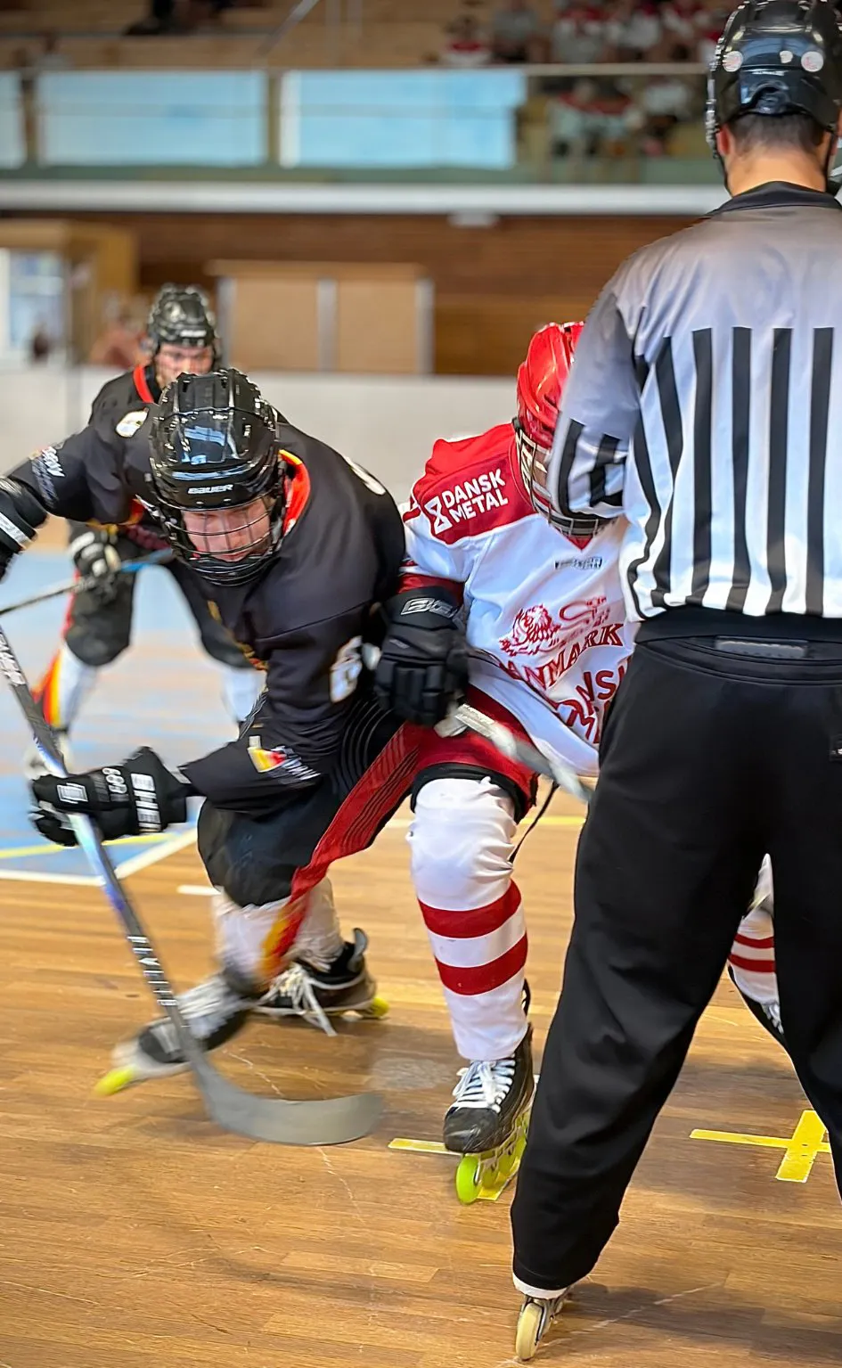 Face-off zwischen Deutschland und Dänemark bei der Inline-Skaterhockey-EM 2026