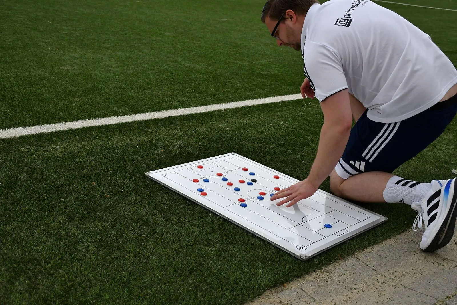 Sebastian Heuser erklärt die Spielvorbereitung an der Taktiktafel