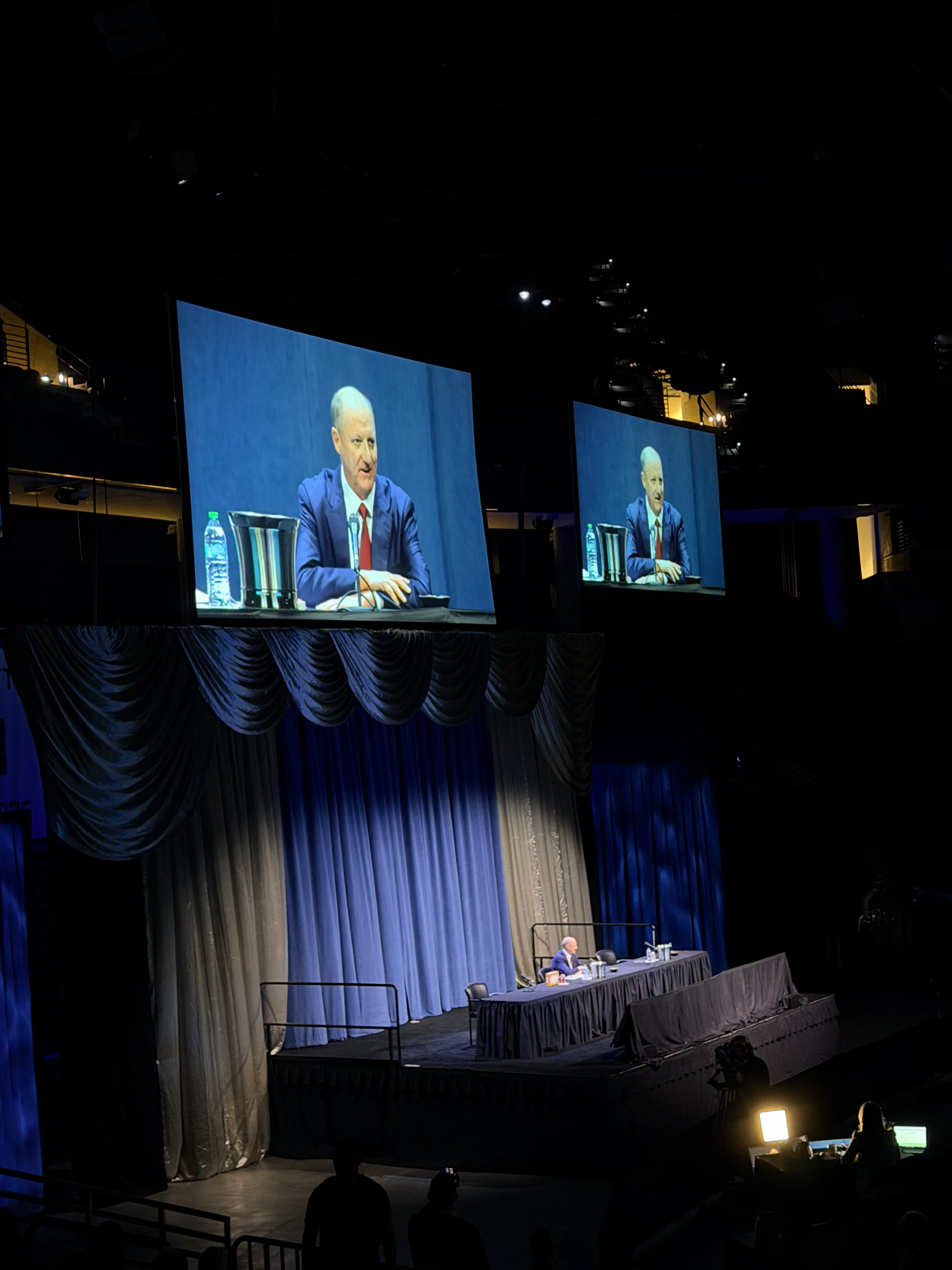 Greg Abel inledde sin första årsstämma som vd för Berkshire Hathaway. 