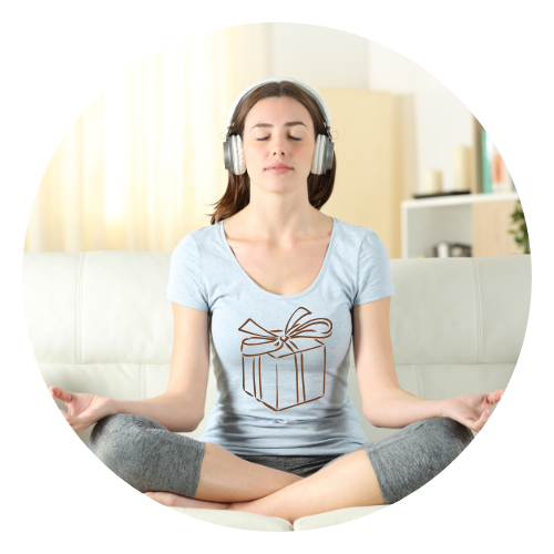 femme en posture du lotus zen écoutant un audio gratuit offert de sophrologie
