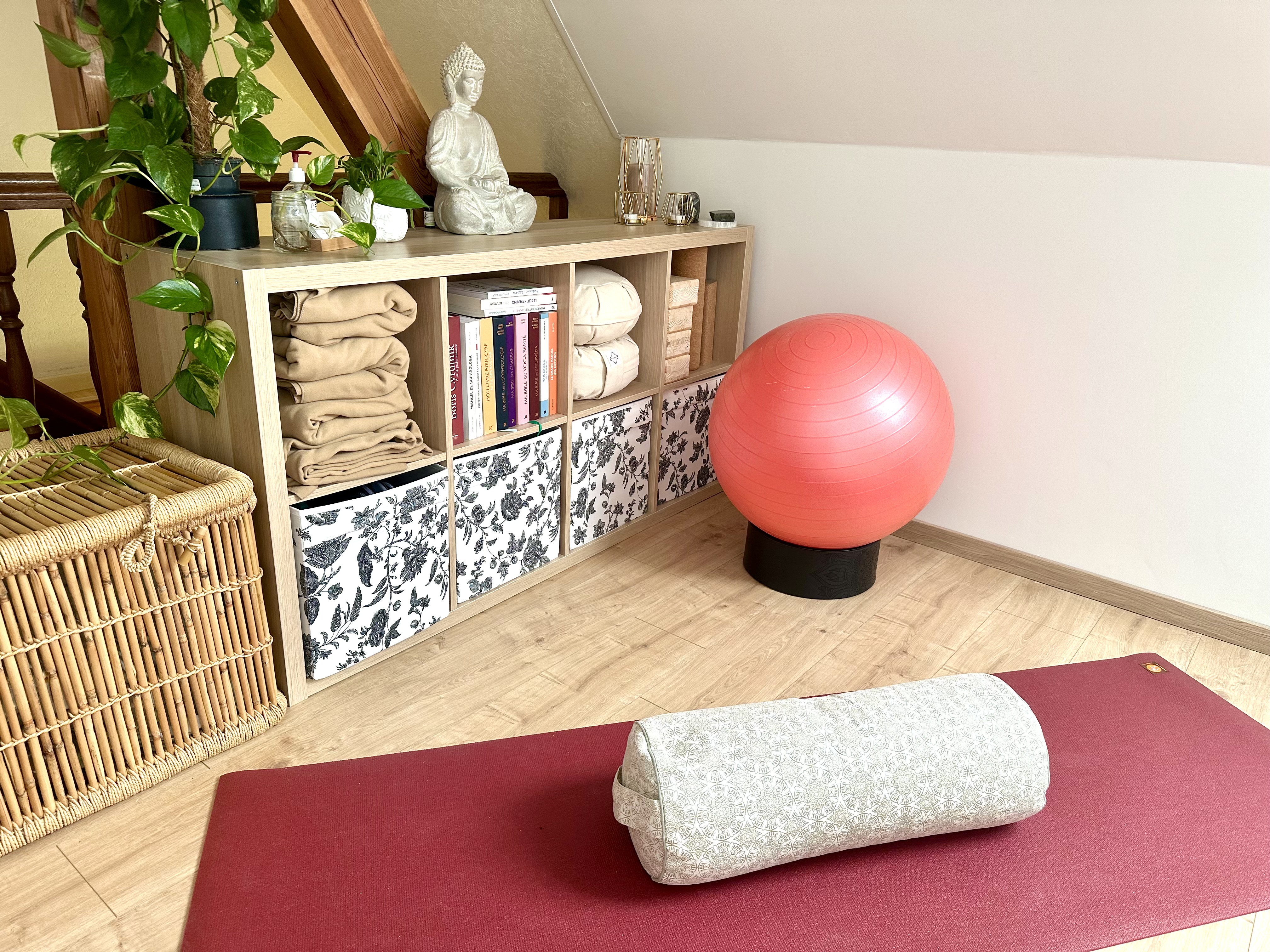 studio de yoga en ligne, tapis avec bolster et Swiss ball