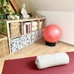 studio de yoga en ligne, tapis avec bolster et Swiss ball