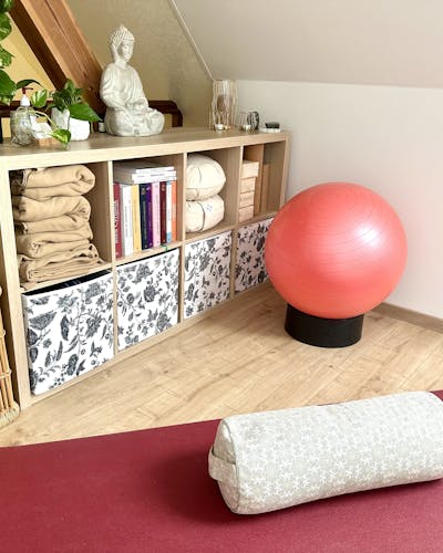 studio de yoga en ligne, tapis avec bolster et Swiss ball
