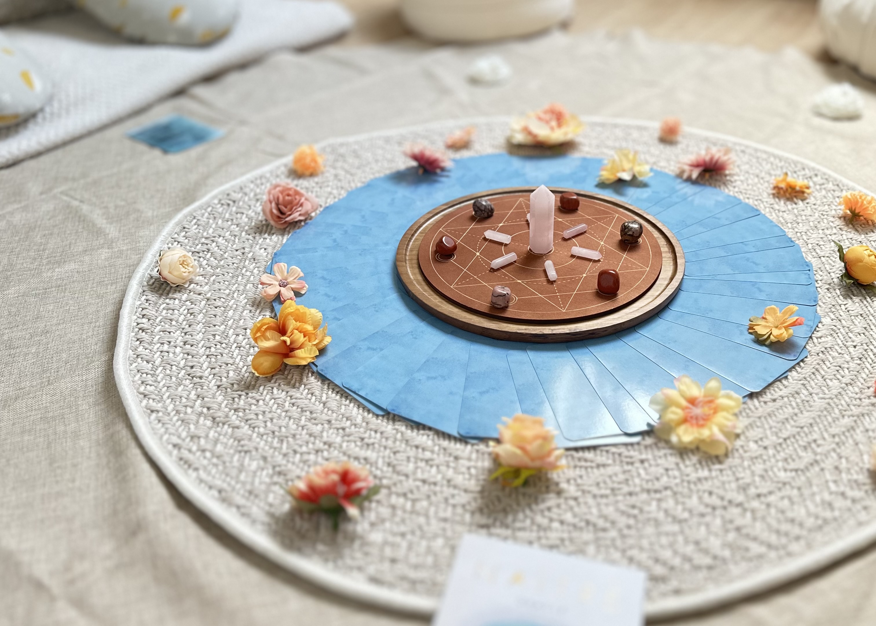 cercle de femmes avec cristal, fleurs, pierres, carte d'oracle