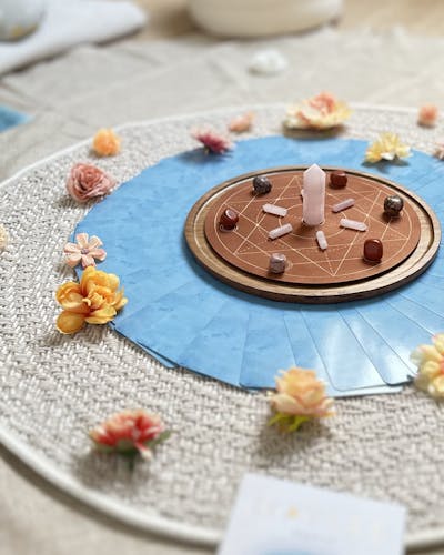 cercle de femmes avec cristal, fleurs, pierres, carte d'oracle