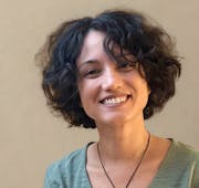 Aurélie KOCH sophrologue et professeure de yoga spécialisée en périnatalité, format portrait