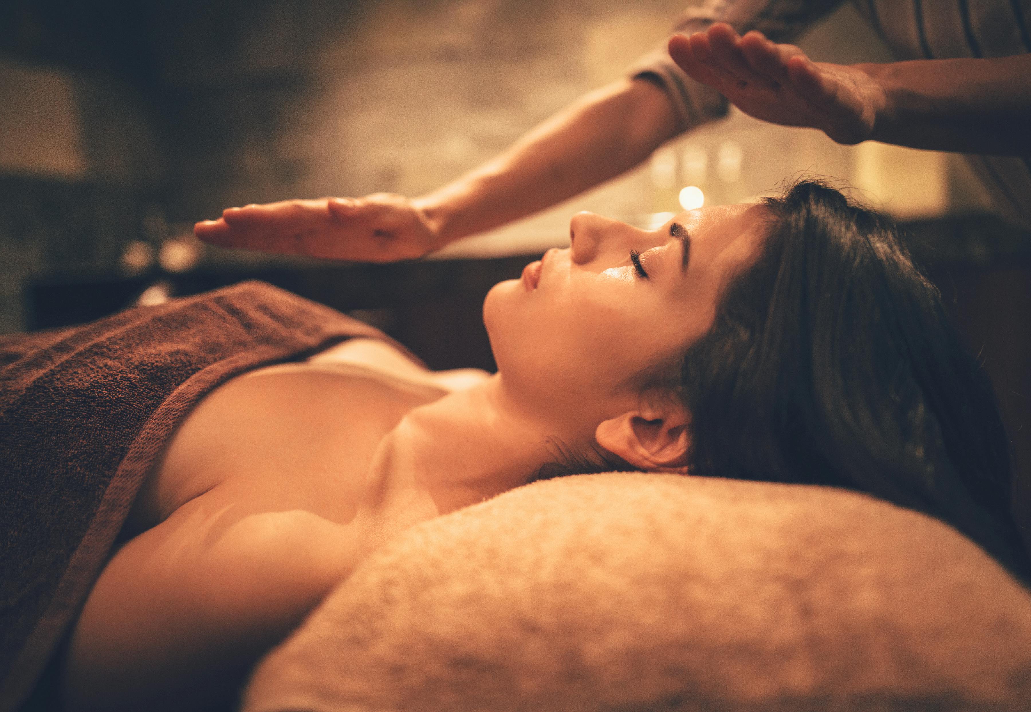 Soin bien être et massage aux pierres chaudes – coaching – programme de coaching – soin énergétique Reiki – LaHoChi.