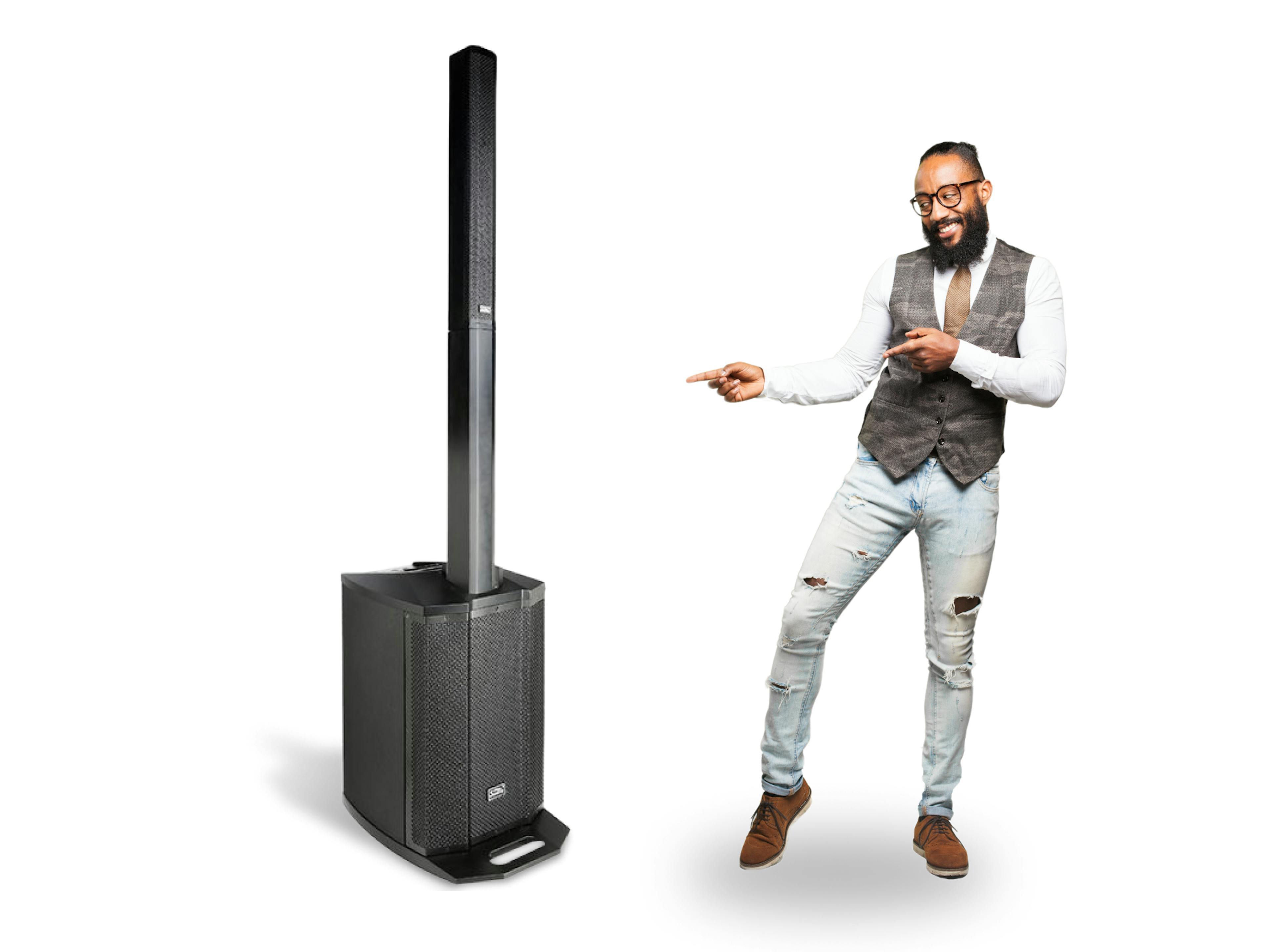Homem apontando para uma caixa de som do modelo Artos 1200 - Soundking