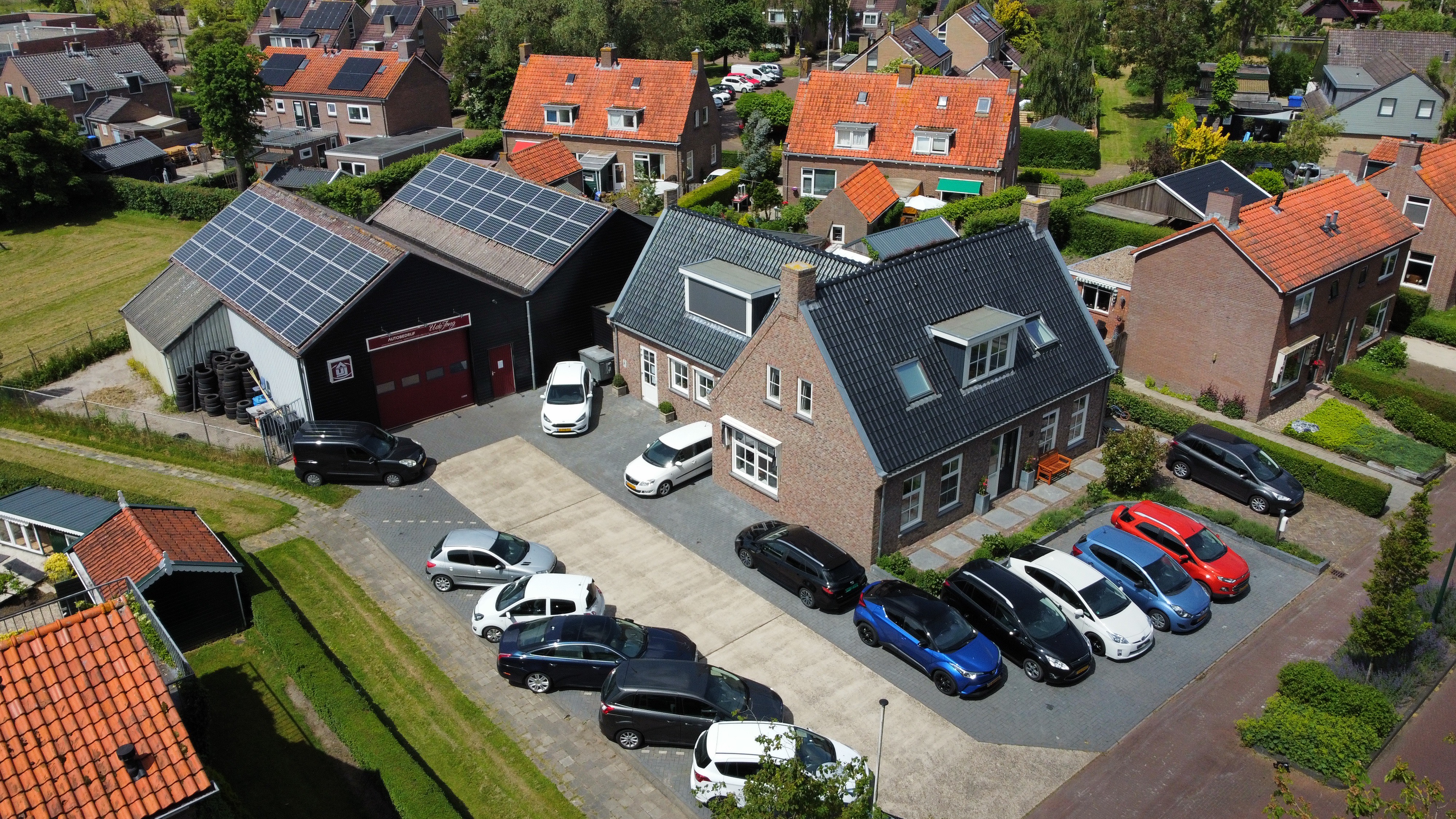 Drone foto van Autobedrijf U. de Jong aan de Tsjerkebuorren 16 in Oppenhuizen