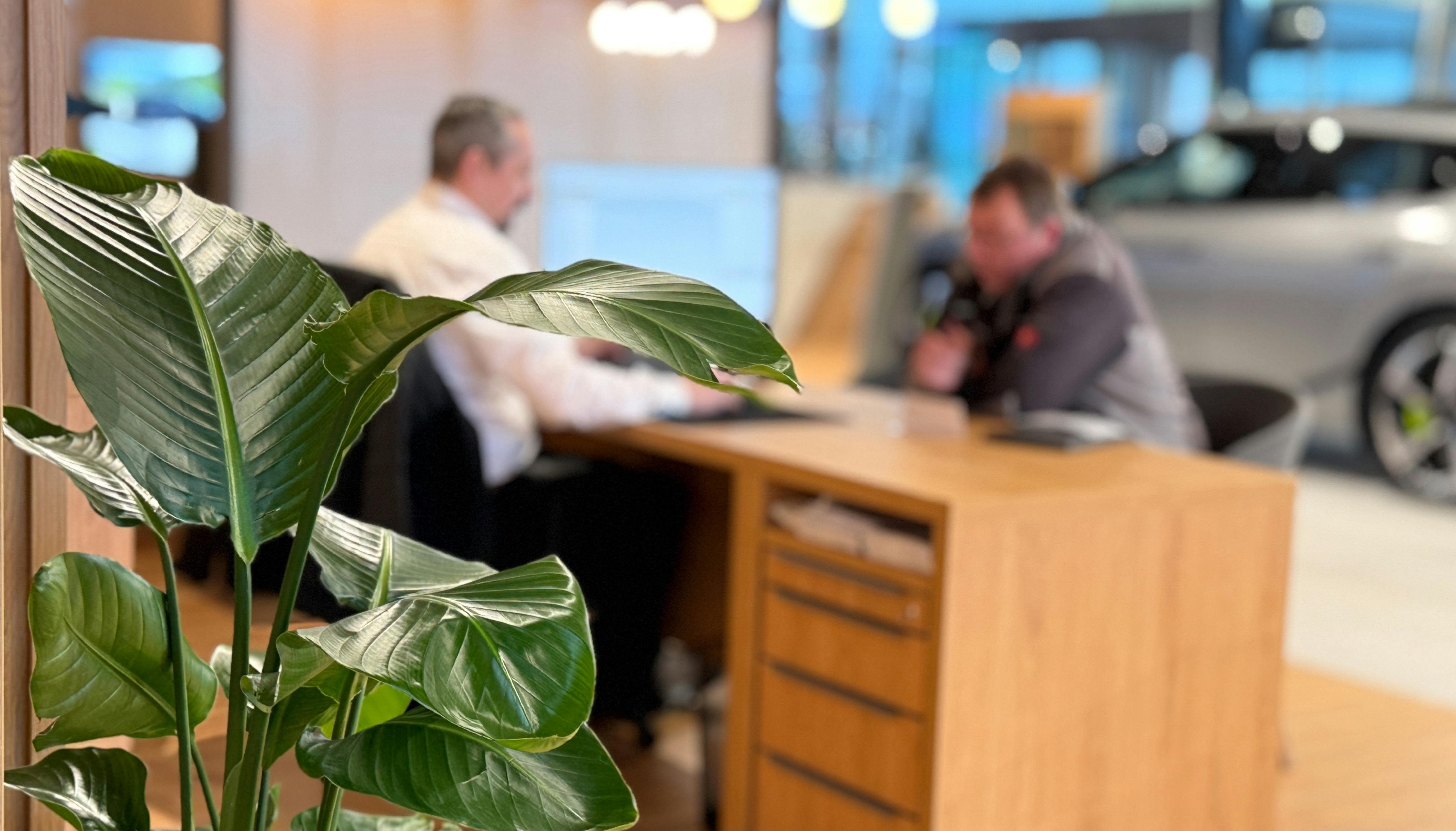 Serviceberater bedient Kunde