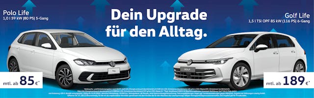 Weißer Polo und Weißer Golf auf einem blauen Hintergrund mit dem Text Dein Upgrade für den Alltag.