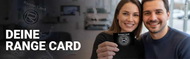 Ein glückliches Paar hält die Bonuskarte "Range Card" vom Autohaus Range in Fritzlar.