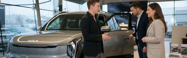 Autmobilverkäufer gesucht für Kia | Autohaus Range | Tobias vor einem Kia EV9 im Kundengespräch