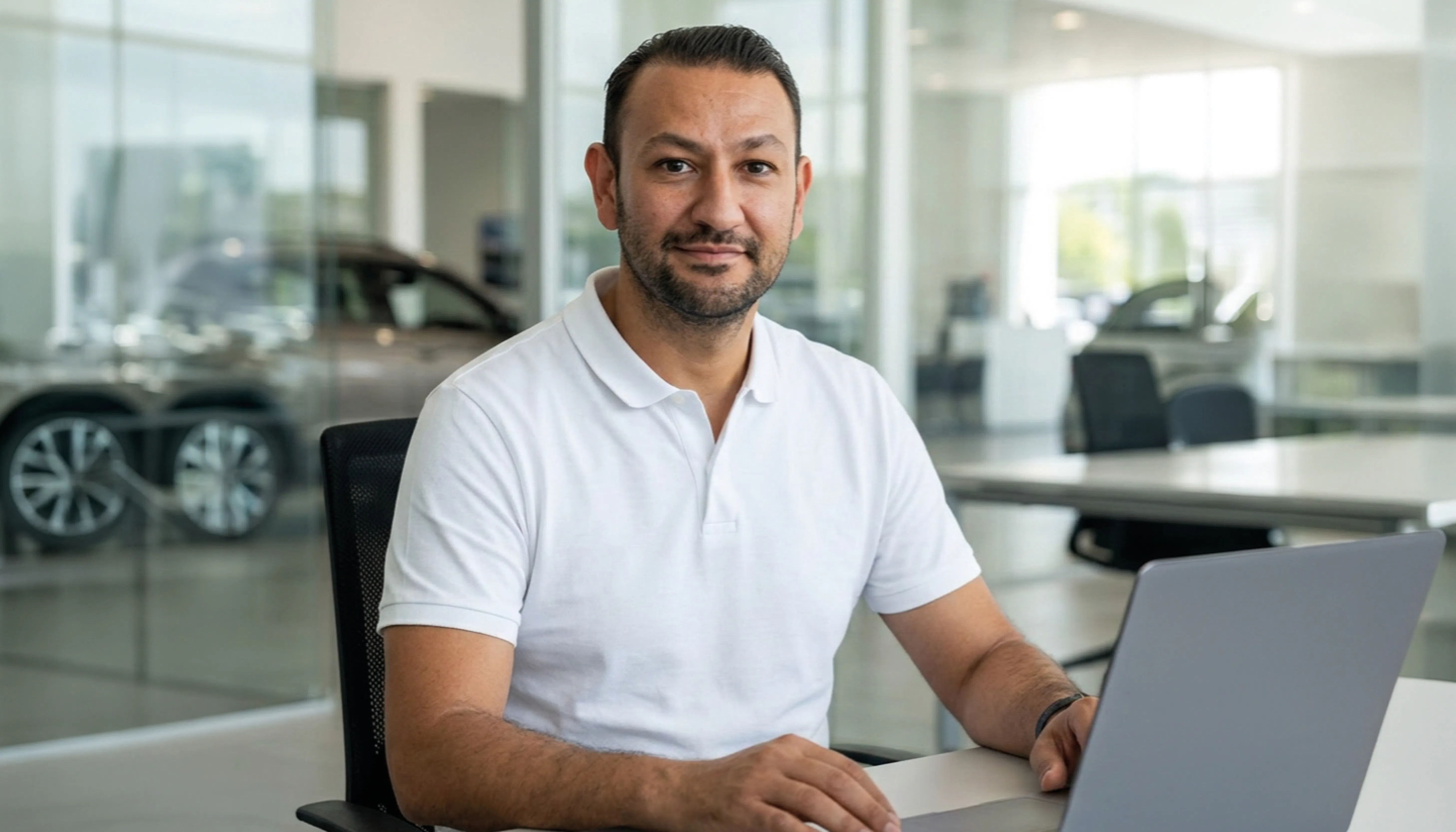 Mitarbeiter aus der Buchhaltung des Autohaus Range. Sucht einen neuen Kollegen - Buchhalter (m/w/d)