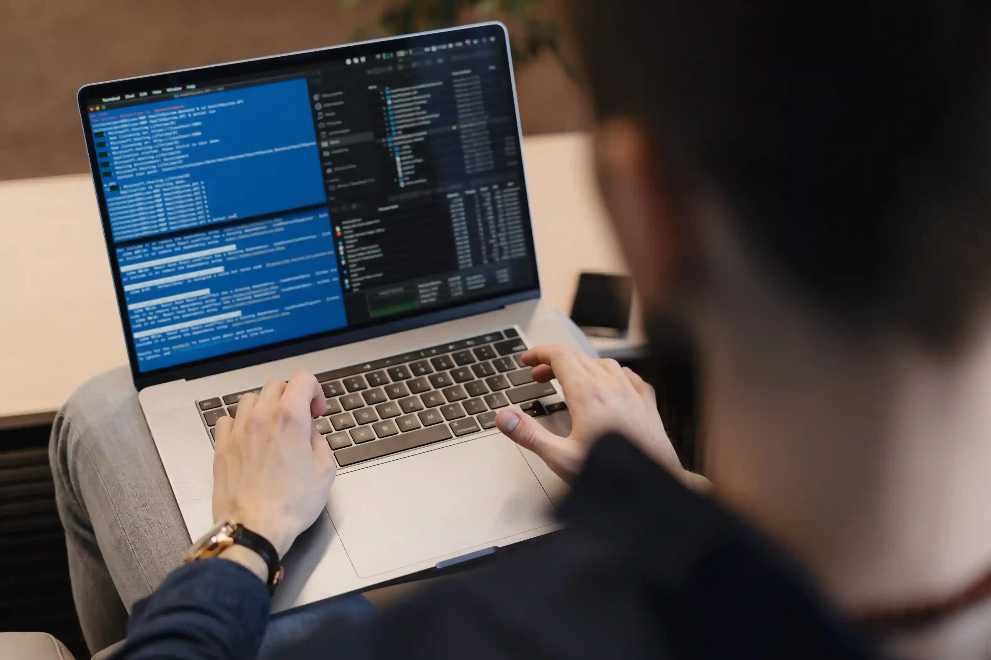 CLOSE UP CODE LAPTOP