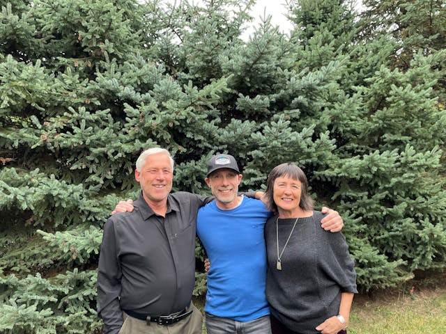 2022 Gordon Ritchie Service Award recipients Karl Klassen (left) and Mary Clayton (right) with executive director Gilles Valade.