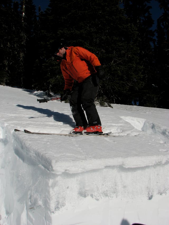 A skier performs a Rutschblock test and triggers a weak later between two harder layers. 